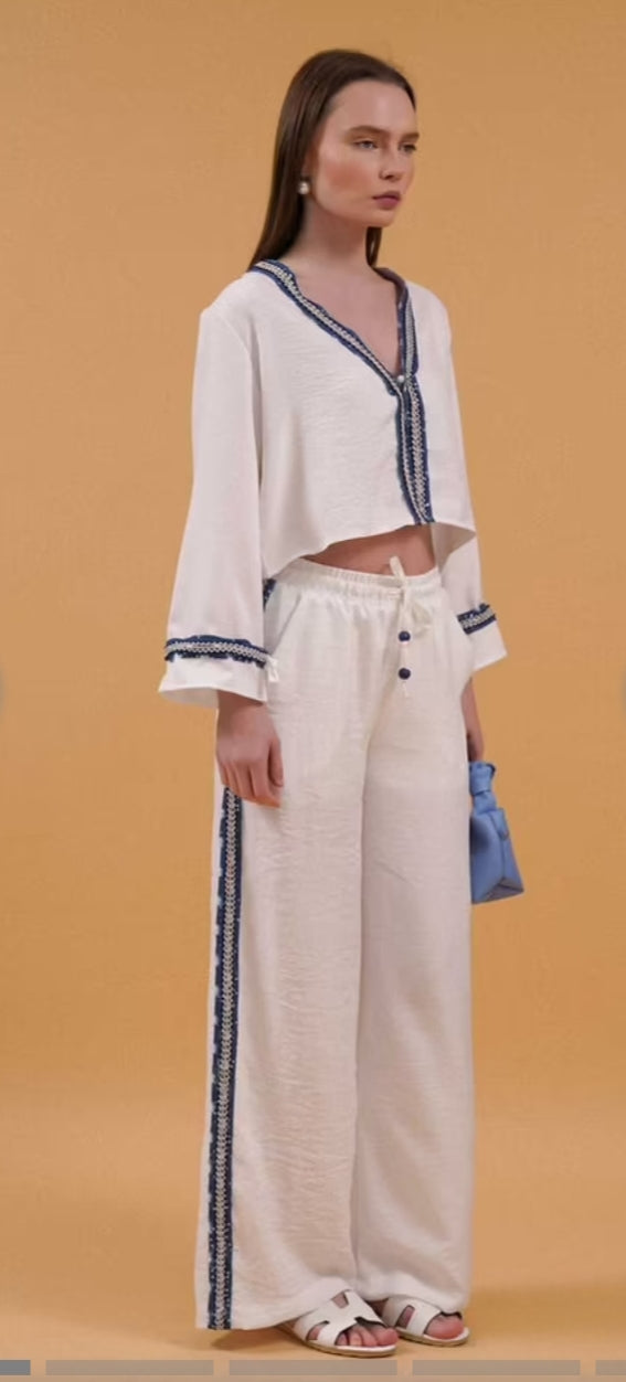 Linnen Pak- Korte Witte Blouse Met Gestrikte Mouwen en Denim Strepen Broek