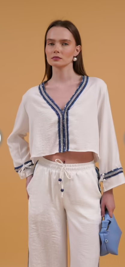 Linnen Pak- Korte Witte Blouse Met Gestrikte Mouwen en Denim Strepen Broek