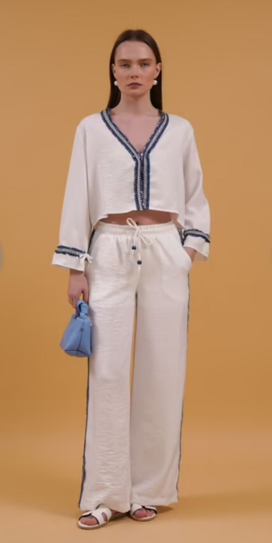 Linnen Pak- Korte Witte Blouse Met Gestrikte Mouwen en Denim Strepen Broek